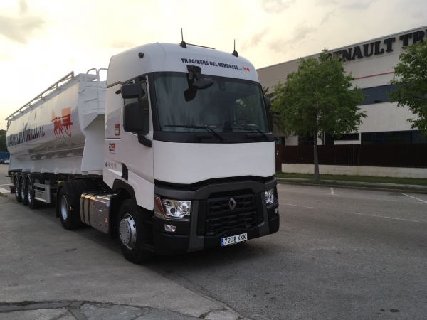 NUEVA ENTREGA DE VEHÍCULO  EN AGÓN TRUCK CENTERS TARRAGONA A TRAGINERS DEL VENDRELL
