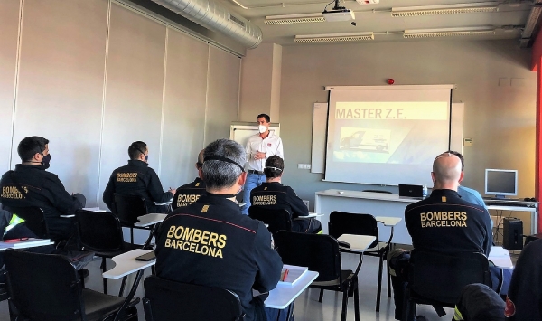 RENAULT TRUCKS IMPARTE FORMACIÓN EN TECNOLOGÍA ELÉCTRICA AL CUERPO DE BOMBEROS